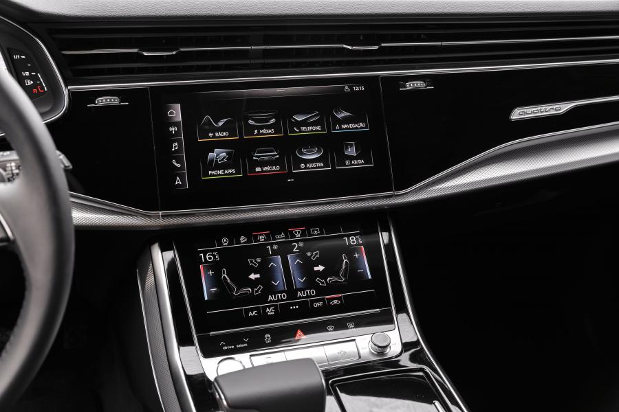 Детали интерьера Audi Q8 55 TFSI Quattro S-Line 2019 года  (LA) (фото 10 из 21)